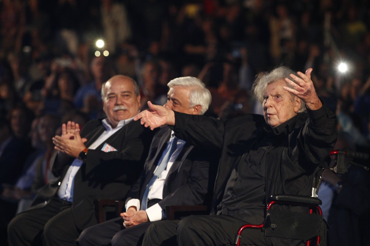 Mikis Theodorakis, aldean dauzkala Greziako eta legebiltzarreko lehendakariak. (Argazkia: Keep Talking Greece)